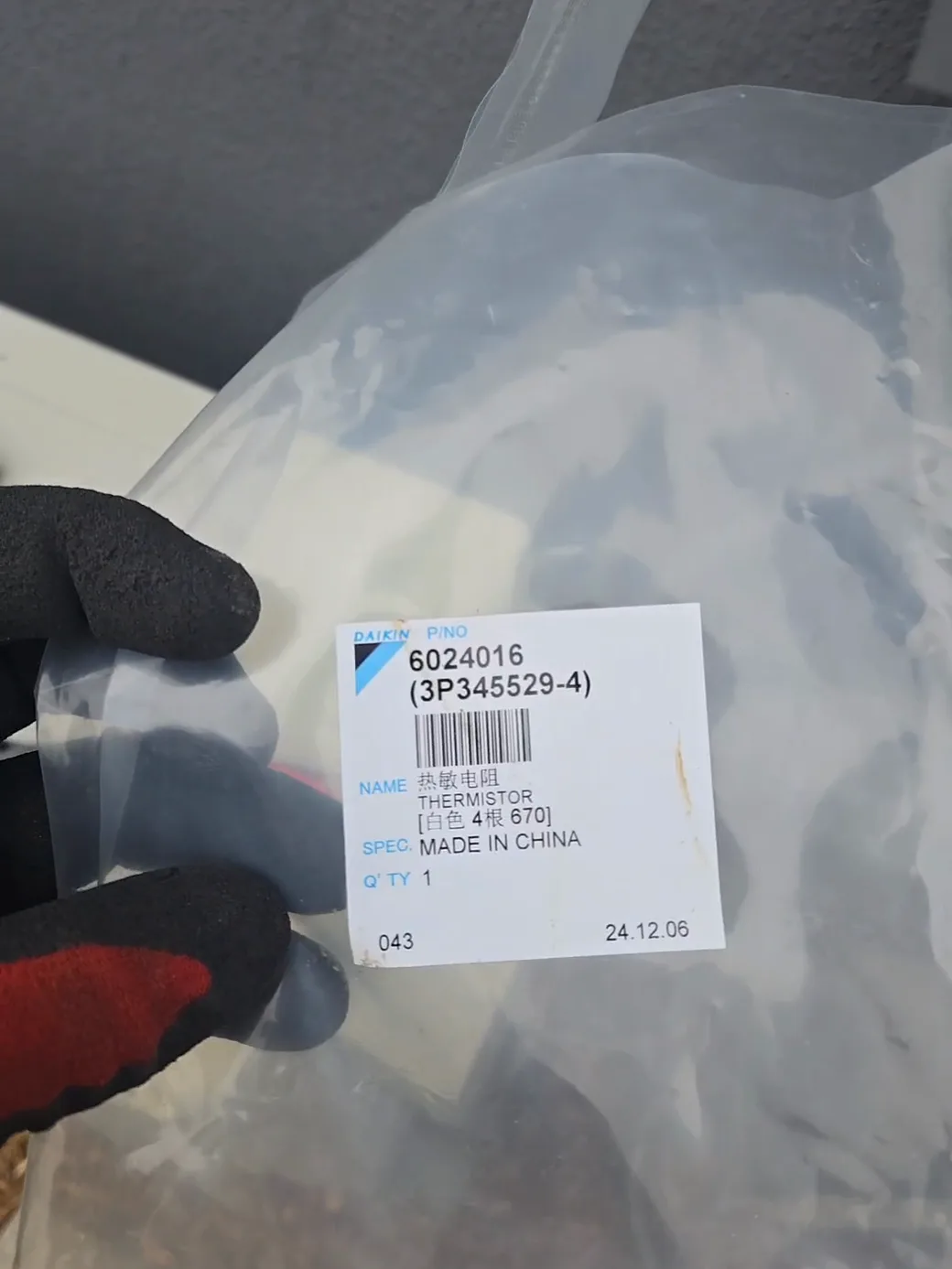 New OEM Daikin thermistor harness before installation
