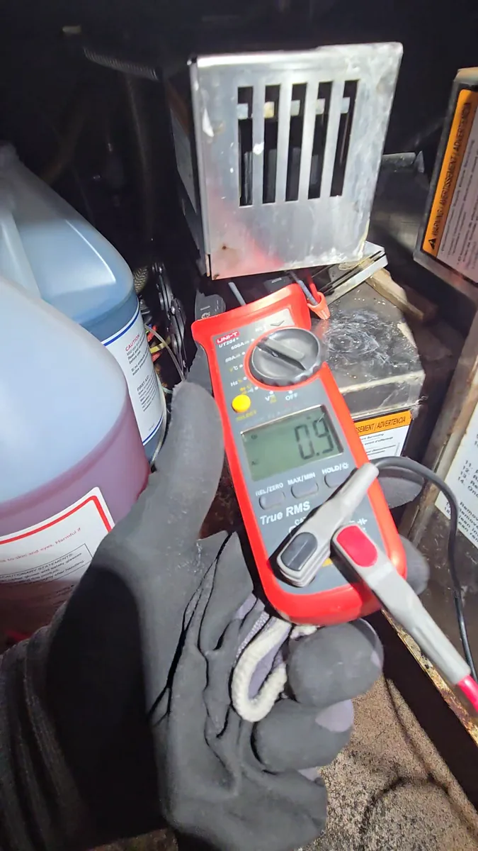 Clamp meter on the glasswasher drive motor lead reading 0.9 amps