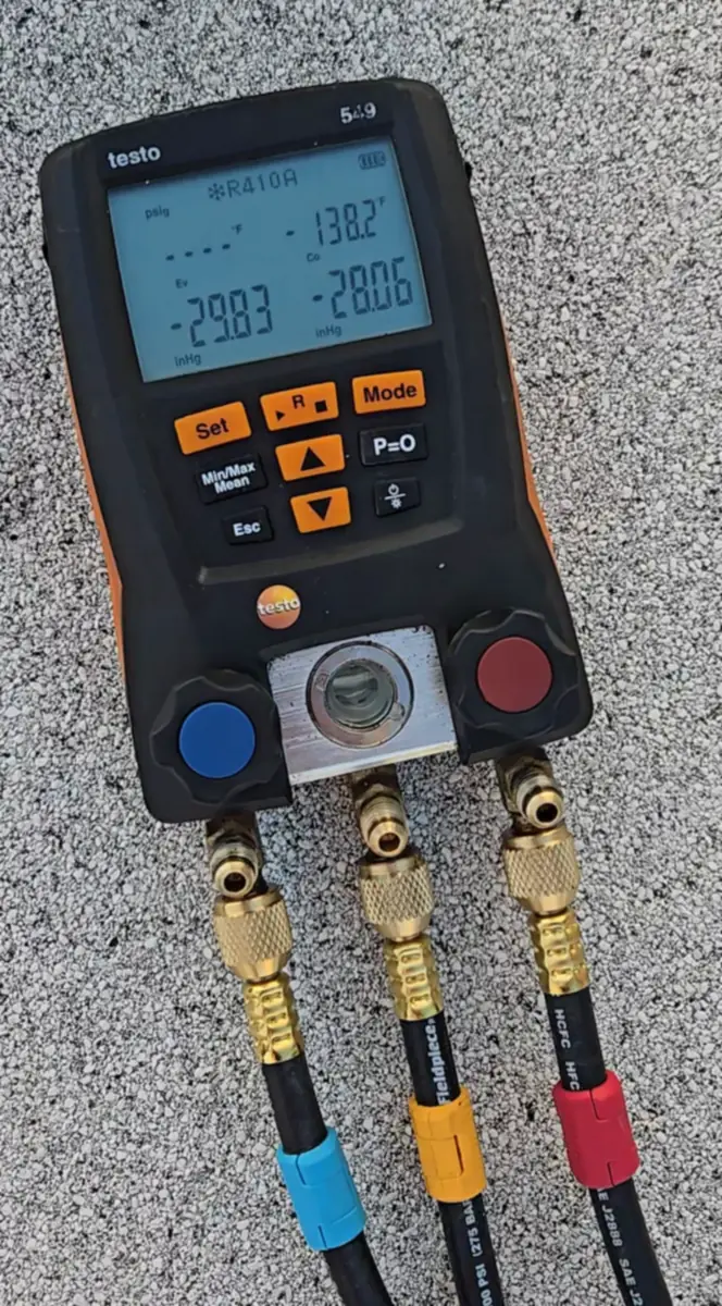 testo 549 manifold gauge on the mini-split during the vacuum test after the brazed repair