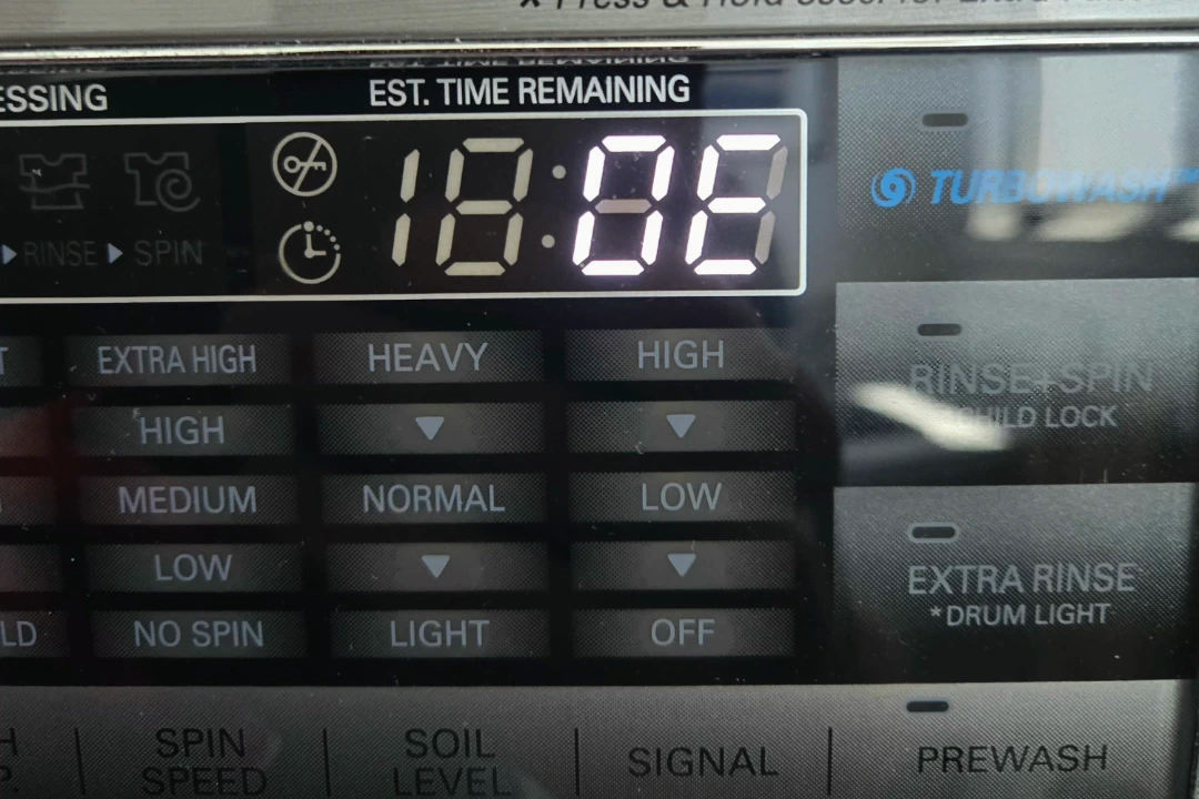 OE drainage error displayed on the control panel of an LG front-load washer